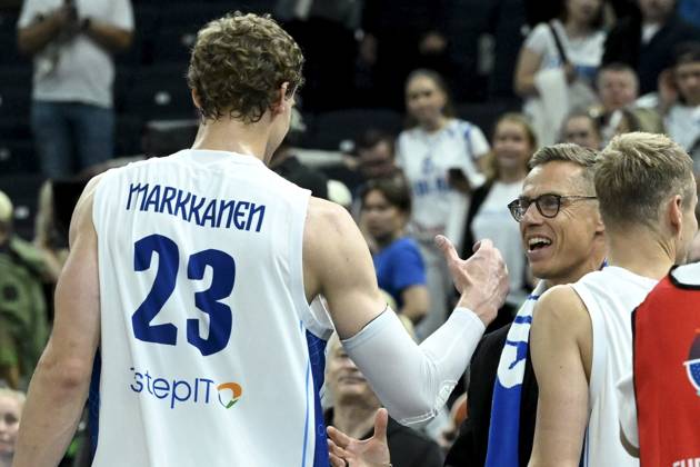 Finland s President Alexander Stubb talks with Lauri Markkanen and Sasu Salin after the basketball FIBA EuroBasket 2025 group B match between Finland and Lithuania in Tampere, Finland, on September 1, 2025. Tampere Finland LKFTJK20250901224031CTDQ Copyright: xHeikkixSaukkomaax LKFTJK20250901224031CTDQ