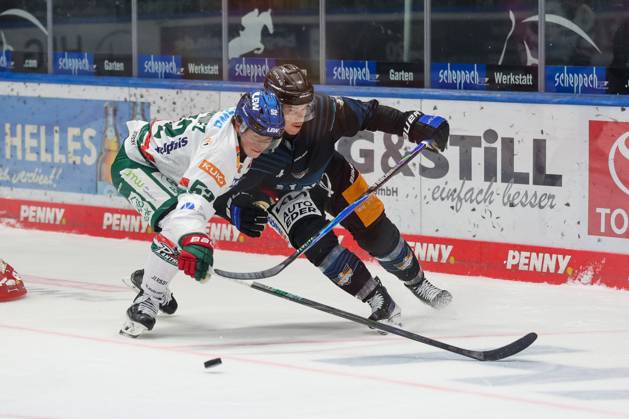 im Zweikampf, Aktion, mit Enrico Henriquez-Morales 52 (Augsburger Panther), Augsburger Panther vs. Steinbach Black Wings Linz, Testspiel, Eishockey, 05.09.2025 Augsburg Bayern Deutschland