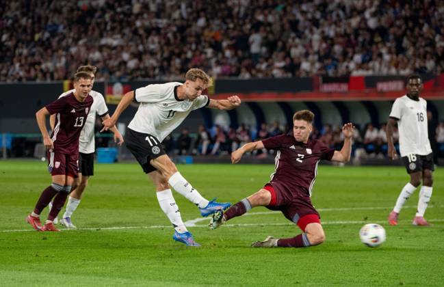 Fußball, Nachwuchs, Saison 2025 26, U21, U 21 EM-Qualifikation (Gruppe F 3. Spieltag) in Rostock, Deutschland - Lettland, v. l. Nelson Weiper (U21, Deutschland) erzielt das Tor zum 1:0 gegen Glebs Zaleiko, 09.09. 2025, Copyright: xMatthiasxKochx