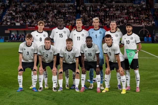 Fußball, Nachwuchs, Saison 2025 26, U21, U 21 EM-Qualifikation (Gruppe F 3. Spieltag) in Rostock, Deutschland - Lettland, Teamfoto Mannschaftsfoto, hinten v. l. Aljoscha Kemlein, Joshua Quarshie, Nelson Weiper, Torwart Mio Backhaus. Finn Jeltsch, Muhammed Damar, vorn v. l., Lukas Ullrich, Elias Baum, Brajan Gruda, Noel Aseko, Nicolo Tresoldi (alle U21, Deutschland), 09.09. 2025, Copyright: xMatthiasxKochx