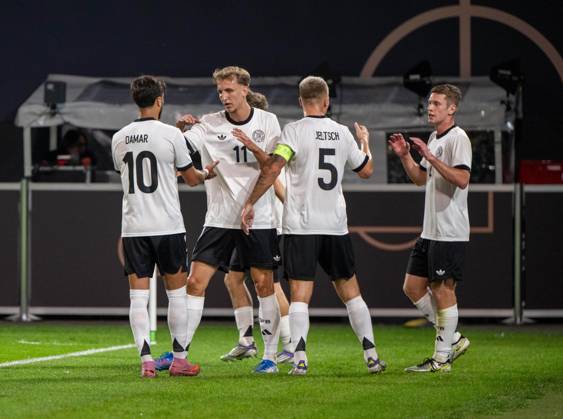Fußball, Nachwuchs, Saison 2025 26, U21, U 21 EM-Qualifikation (Gruppe F 3. Spieltag) in Rostock, Deutschland - Lettland, v. l. Muhammed Damar (U21, Deutschland), Nelson Weiper (U21, Deutschland), Finn Jeltsch (U21, Deutschland), Elias Baum (U21, Deutschland), Jubel nach Tor zum 1:0, 09.09. 2025, Copyright: xMatthiasxKochx