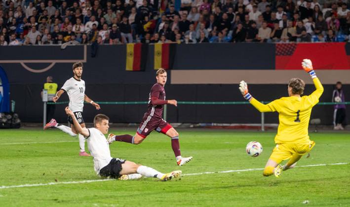 Fußball, Nachwuchs, Saison 2025 26, U21, U 21 EM-Qualifikation (Gruppe F 3. Spieltag) in Rostock, Deutschland - Lettland, v. l. Nicolo Tresoldi (U21, Deutschland) erzielt das Tor zum 2:0 gegen Torwart Nikita Parfjonovs, 09.09. 2025, Copyright: xMatthiasxKochx