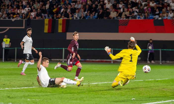 Fußball, Nachwuchs, Saison 2025 26, U21, U 21 EM-Qualifikation (Gruppe F 3. Spieltag) in Rostock, Deutschland - Lettland, v. l. Nicolo Tresoldi (U21, Deutschland) erzielt das Tor zum 2:0 gegen Torwart Nikita Parfjonovs, 09.09. 2025, Copyright: xMatthiasxKochx