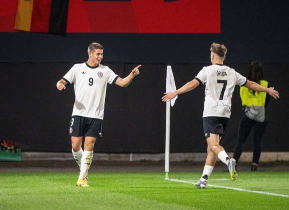 Fußball, Nachwuchs, Saison 2025 26, U21, U 21 EM-Qualifikation (Gruppe F 3. Spieltag) in Rostock, Deutschland - Lettland, v. l. Nicolo Tresoldi (U21, Deutschland), Brajan Gruda (U21, Deutschland), Jubel nach Tor zum 3:0, 09.09. 2025, Copyright: xMatthiasxKochx