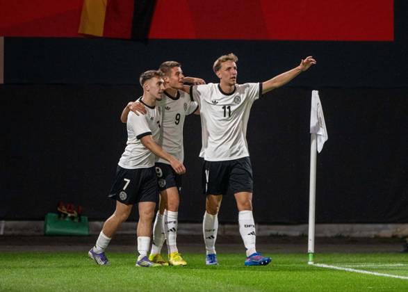 Fußball, Nachwuchs, Saison 2025 26, U21, U 21 EM-Qualifikation (Gruppe F 3. Spieltag) in Rostock, Deutschland - Lettland, v. l. Brajan Gruda (U21, Deutschland), Nicolo Tresoldi (U21, Deutschland), Nelson Weiper (U21, Deutschland), Jubel nach Tor zum 3:0, 09.09. 2025, Copyright: xMatthiasxKochx