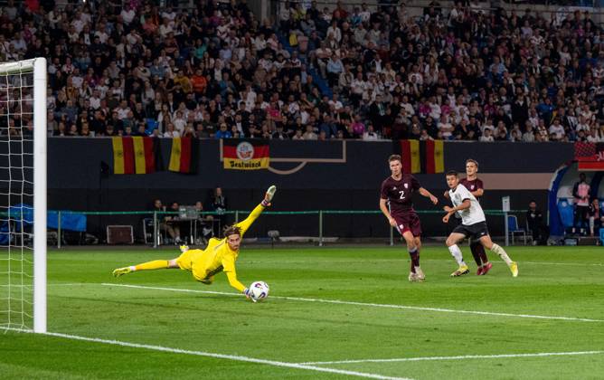 Fußball, Nachwuchs, Saison 2025 26, U21, U 21 EM-Qualifikation (Gruppe F 3. Spieltag) in Rostock, Deutschland - Lettland, v. l. Nicolo Tresoldi (U21, Deutschland) erzielt das Tor zum 3:0 gegen Torwart Nikita Parfjonovs, 09.09. 2025, Copyright: xMatthiasxKochx