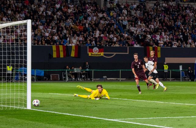 Fußball, Nachwuchs, Saison 2025 26, U21, U 21 EM-Qualifikation (Gruppe F 3. Spieltag) in Rostock, Deutschland - Lettland, Nicolo Tresoldi (2. v. r., U21, Deutschland) erzielt das Tor zum 3:0 gegen Torwart Nikita Parfjonovs, 09.09. 2025, Copyright: xMatthiasxKochx