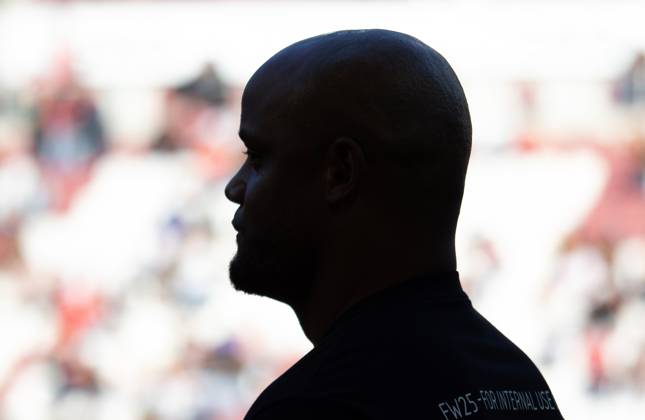 30.08.25 FC Augsburg - FC Bayern München Deutschland, Augsburg, 30.08.2025, Fussball, Bundesliga, FC Augsburg - FC Bayern München (2:3): Vincent Kompany (Trainer FC Bayern München); Feature Schatten Kopf.