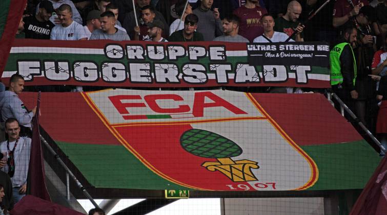 30.08.25 FC Augsburg - FC Bayern München Deutschland, Augsburg, 30.08.2025, Fussball, Bundesliga, FC Augsburg - FC Bayern München (2:3): FC Augsburg Logo Wappen Feature.