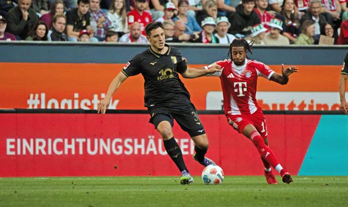 30.08.25 FC Augsburg - FC Bayern München Deutschland, Augsburg, 30.08.2025, Fussball, Bundesliga, FC Augsburg - FC Bayern München (2:3): v.l. Keven Schlotterbeck (FC Augsburg), Michael Olise (FC Bayern München).
