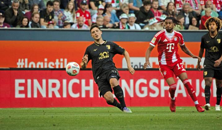 30.08.25 FC Augsburg - FC Bayern München Deutschland, Augsburg, 30.08.2025, Fussball, Bundesliga, FC Augsburg - FC Bayern München (2:3): v.l. Keven Schlotterbeck (FC Augsburg), Michael Olise (FC Bayern München).
