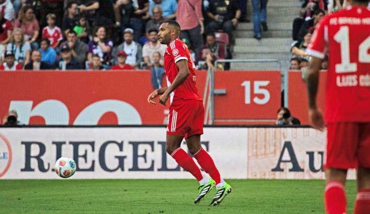 30.08.25 FC Augsburg - FC Bayern München Deutschland, Augsburg, 30.08.2025, Fussball, Bundesliga, FC Augsburg - FC Bayern München (2:3): Jonathan Tah (FC Bayern München).