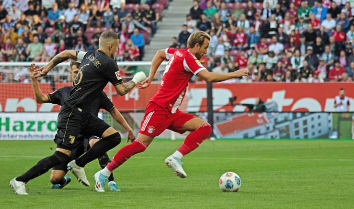30.08.25 FC Augsburg - FC Bayern München Deutschland, Augsburg, 30.08.2025, Fussball, Bundesliga, FC Augsburg - FC Bayern München (2:3): v.l. Jeffrey Gouweleeuw (FC Augsburg), Harry Kane (FC Bayern München).