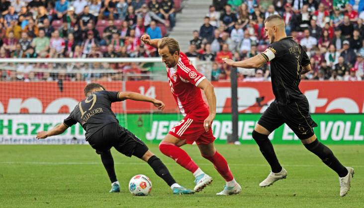 30.08.25 FC Augsburg - FC Bayern München Deutschland, Augsburg, 30.08.2025, Fussball, Bundesliga, FC Augsburg - FC Bayern München (2:3): v.l. Robin Fellhauer (FC Augsburg), Harry Kane (FC Bayern München), Jeffrey Gouweleeuw (FC Augsburg).
