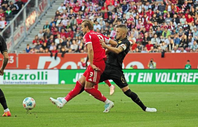 30.08.25 FC Augsburg - FC Bayern München Deutschland, Augsburg, 30.08.2025, Fussball, Bundesliga, FC Augsburg - FC Bayern München (2:3): v.l. Harry Kane (FC Bayern München), Jeffrey Gouweleeuw (FC Augsburg).
