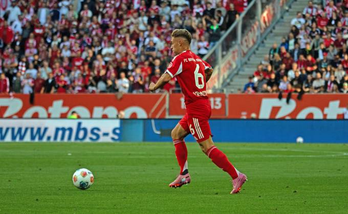30.08.25 FC Augsburg - FC Bayern München Deutschland, Augsburg, 30.08.2025, Fussball, Bundesliga, FC Augsburg - FC Bayern München (2:3): Joshua Kimmich (FC Bayern München).