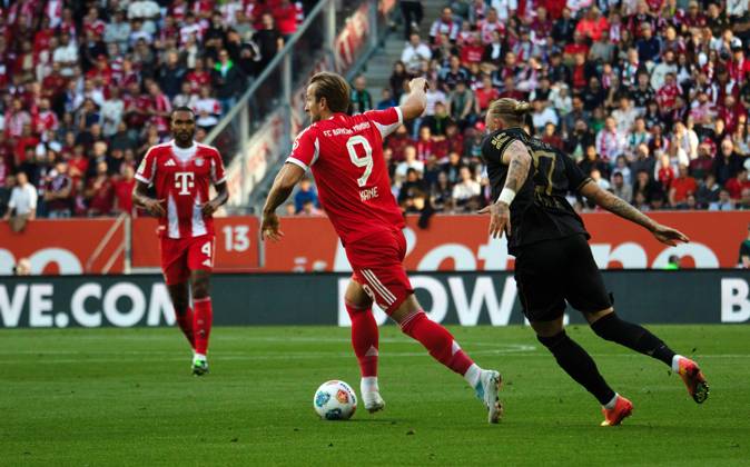 30.08.25 FC Augsburg - FC Bayern München Deutschland, Augsburg, 30.08.2025, Fussball, Bundesliga, FC Augsburg - FC Bayern München (2:3): v.l. Harry Kane (FC Bayern München), Marius Wolf (FC Augsburg).