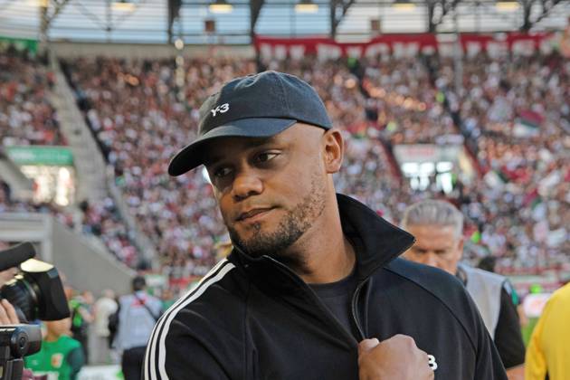 30.08.25 FC Augsburg - FC Bayern München Deutschland, Augsburg, 30.08.2025, Fussball, Bundesliga, FC Augsburg - FC Bayern München (2:3): Vincent Kompany (Trainer FC Bayern München); Feature Schatten Kopf.