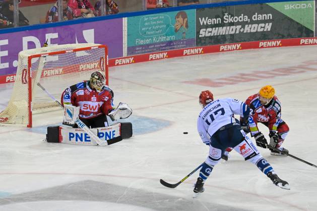 Alexander Karachun (Schwenninger Wild Wings 47)auf dem Weg zu seinem 1:1 , Fischtown Pinguins - Schwenninger Wild Wings, Eishockey, Deutsche Eishockey Liga, DEL, 12.09.2025 Bremerhaven Bremen Deutschland