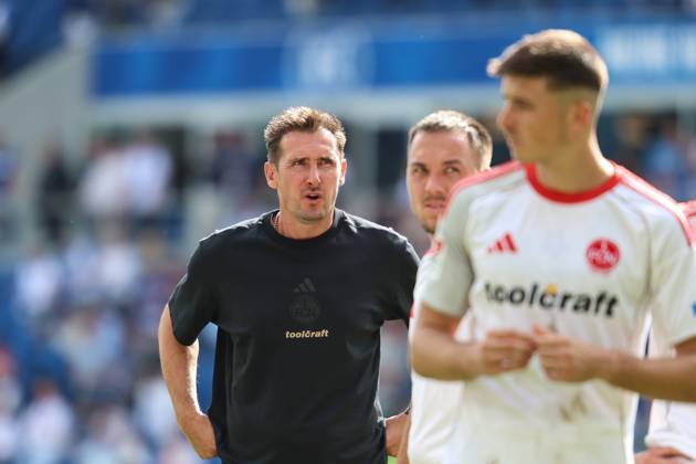 Miroslav Klose (1. FC Nuernberg, Chef-Trainer) nach dem Spiel bei den Fans, GER, Karlsruher SC vs. 1. FC Nuernberg, 2. Bundesliga, 5. Spieltag, 2025 2026, 13.09.2025, DFL REGULATIONS PROHIBIT ANY USE OF PHOTOGRAPHS AS IMAGE SEQUENCES AND OR QUASI-VIDEO, GER, Karlsruher SC vs. 1. FC Nuernberg, 2. Bundesliga, 5. Spieltag, 2025 2026, 13.09.2025 Karlsruhe Copyright: xEibner-Pressefoto JanxPrihodax EP_JPA