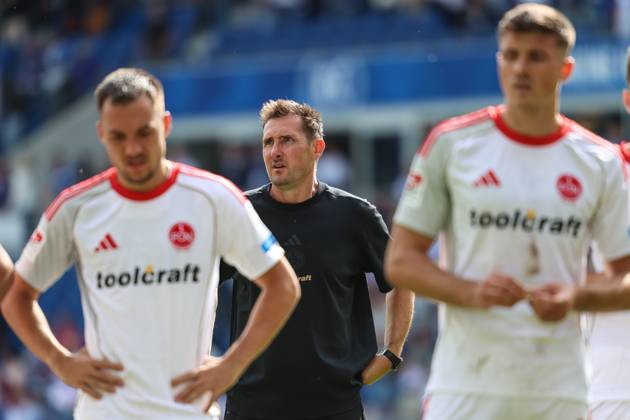 Miroslav Klose (1. FC Nuernberg, Chef-Trainer) nach der Niederlage bei den Fans, GER, Karlsruher SC vs. 1. FC Nuernberg, 2. Bundesliga, 5. Spieltag, 2025 2026, 13.09.2025, DFL REGULATIONS PROHIBIT ANY USE OF PHOTOGRAPHS AS IMAGE SEQUENCES AND OR QUASI-VIDEO, GER, Karlsruher SC vs. 1. FC Nuernberg, 2. Bundesliga, 5. Spieltag, 2025 2026, 13.09.2025 Karlsruhe Copyright: xEibner-Pressefoto JanxPrihodax EP_JPA