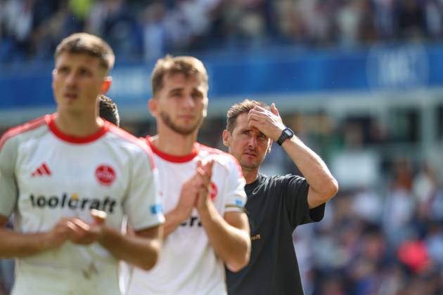 Miroslav Klose (1. FC Nuernberg, Chef-Trainer) bei den Fans nach dem Spiel, GER, Karlsruher SC vs. 1. FC Nuernberg, 2. Bundesliga, 5. Spieltag, 2025 2026, 13.09.2025, DFL REGULATIONS PROHIBIT ANY USE OF PHOTOGRAPHS AS IMAGE SEQUENCES AND OR QUASI-VIDEO, GER, Karlsruher SC vs. 1. FC Nuernberg, 2. Bundesliga, 5. Spieltag, 2025 2026, 13.09.2025 Karlsruhe Copyright: xEibner-Pressefoto JanxPrihodax EP_JPA
