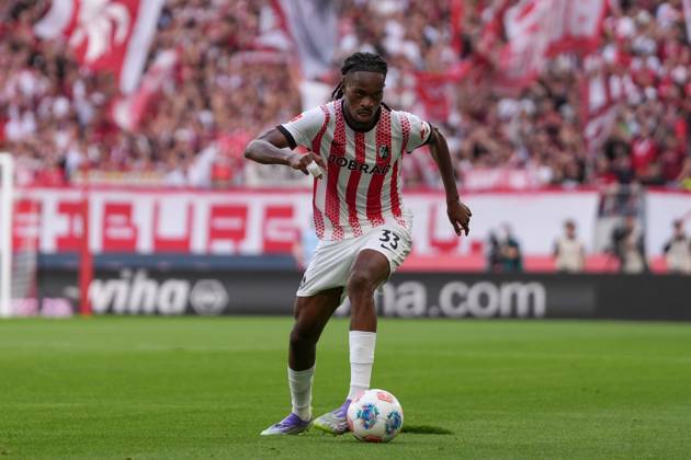 Jordy Makengo (SC Freiburg, 33) am Ball , Deutschland, Fussball, 1. Bundesliga, 3.Spieltag, 2025 2026, SC Freiburg vs. VfB Stuttgart, 13.09.2025, Europa-Park Stadion, Freiburg, Deutschland DFL REGULATIONS PROHIBIT ANY USE OF PHOTOGRAPHS AS IMAGE SEQUENCES AND OR QUASI-VIDEO. Freiburg Europa-Park Stadion Baden-Württemberg Deutschland Copyright: xArnexAmbergx