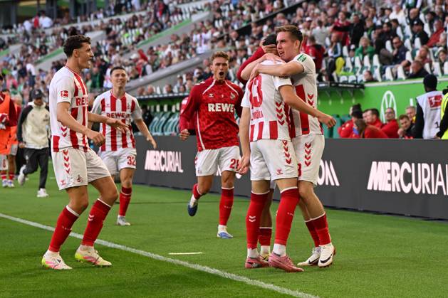Isak Johannesson (1. FC Koeln) Torjubel, jubelt mit seiner Mannschaft nach dem Treffer zum 2:2 waehrend des Spiels der Bundesliga zwischen VfL Wolfsburg und 1. FC Köln, Volkswagen Arena am 13. September 2025 in Wolfsburg, Deutschland. (Foto von Ralf Treese DeFodi Images) +++ Isak Johannesson (1. FC Koeln) celebrates after scoring his team™s second goal with teammates during the Bundesliga match between VfL Wolfsburg and 1. FC Köln at Volkswagen Arena on September 13, 2025 in Wolfsburg, Germany. (Photo by Ralf Treese DeFodi Images) DFL regulations prohibit any use of photographs as image sequences and or quasi-video. (Photo by Ralf Treese DeFodi Images)