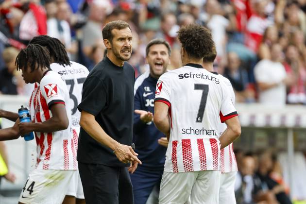 Julian Schuster (SC Freiburg, Trainer) und Derry Scherhant (SC Freiburg, 07) , Deutschland, Fussball, 1. Bundesliga, 3.Spieltag, 2025 2026, SC Freiburg vs. VfB Stuttgart, 13.09.2025, Europa-Park Stadion, Freiburg im Breisgau, Deutschland Freiburg im Breisgau Europa-Park Stadion Baden-Württemberg Deutschland Copyright: xGrantxHubbsx