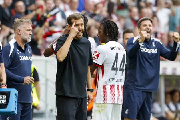 Julian Schuster (SC Freiburg, Trainer) und Johan Manzambi (SC Freiburg, 44) , Deutschland, Fussball, 1. Bundesliga, 3.Spieltag, 2025 2026, SC Freiburg vs. VfB Stuttgart, 13.09.2025, Europa-Park Stadion, Freiburg im Breisgau, Deutschland Freiburg im Breisgau Europa-Park Stadion Baden-Württemberg Deutschland Copyright: xGrantxHubbsx