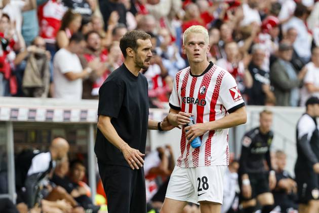 Julian Schuster (SC Freiburg, Trainer) und Matthias Ginter (SC Freiburg, 28) im Dialog , Deutschland, Fussball, 1. Bundesliga, 3.Spieltag, 2025 2026, SC Freiburg vs. VfB Stuttgart, 13.09.2025, Europa-Park Stadion, Freiburg im Breisgau, Deutschland Freiburg im Breisgau Europa-Park Stadion Baden-Württemberg Deutschland Copyright: xGrantxHubbsx