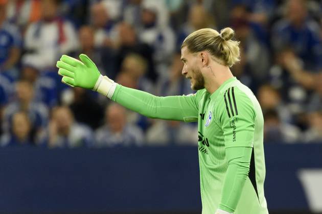 Torwart Loris Karius (FC Schalke) gestikuliert waehrend des spiels der 2. Bundesliga zwischen FC Schalke 04 und Holstein Kiel, Veltins-Arena am 13. September 2025 in Gelsenkirchen, Deutschland. (Foto von Max Maiwald DeFodi Images) +++ Torwart Loris Karius (FC Schalke) gestures during the 2. Bundesliga match between FC Schalke 04 and Holstein Kiel at Veltins-Arena on September 13, 2025 in Gelsenkirchen, Germany. (Photo by Max Maiwald DeFodi Images) DFB DFL REGULATIONS PROHIBIT ANY USE OF PHOTOGRAPHS AS IMAGE SEQUENCES AND OR QUASI-VIDEO. (Photo by Max Maiwald DeFodi Images)
