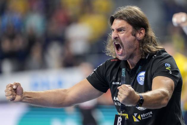 Sebastian Hinze (Trainer, Cheftrainer, ThSV), Einzelbild, Einzelfoto, Aktion, Action, Jubel, jubeln, jubelt, celebration, Freude, freuen, freut sich, zuversichtlich, optimistisch, positiv, Spielszene, 13.09.2025, Mannheim (Deutschland), Handball, Bundesliga, Rhein-Neckar Löwen - ThSV Eisenach
