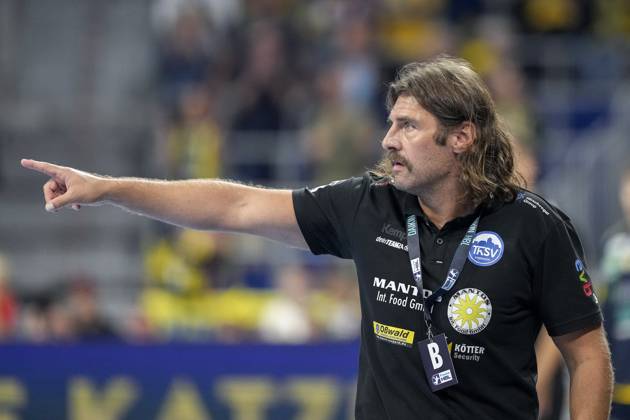 Sebastian Hinze (Trainer, Cheftrainer, ThSV), gibt Anweisungen, gestikuliert, mit den Armen gestikulieren, Einzelbild, Einzelfoto, Aktion, Action, 13.09.2025, Mannheim (Deutschland), Handball, Bundesliga, Rhein-Neckar Löwen - ThSV Eisenach