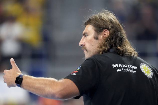 Sebastian Hinze (Trainer, Cheftrainer, ThSV), gibt Anweisungen, gestikuliert, mit den Armen gestikulieren, Einzelbild, Einzelfoto, Aktion, Action, 13.09.2025, Mannheim (Deutschland), Handball, Bundesliga, Rhein-Neckar Löwen - ThSV Eisenach