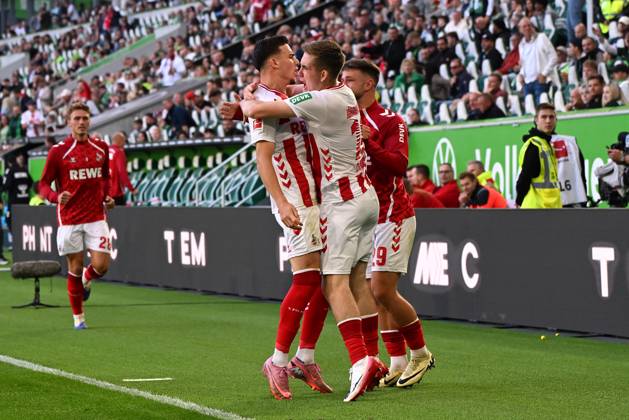 Isak Johannesson (1. FC Koeln) Torjubel, jubelt mit seiner Mannschaft nach dem Treffer zum 2:2 waehrend des Spiels der Bundesliga zwischen VfL Wolfsburg und 1. FC Köln, Volkswagen Arena am 13. September 2025 in Wolfsburg, Deutschland. (Foto von Ralf Treese DeFodi Images) +++ Isak Johannesson (1. FC Koeln) celebrates after scoring his team™s second goal with teammates during the Bundesliga match between VfL Wolfsburg and 1. FC Köln at Volkswagen Arena on September 13, 2025 in Wolfsburg, Germany. (Photo by Ralf Treese DeFodi Images) DFL regulations prohibit any use of photographs as image sequences and or quasi-video. (Photo by Ralf Treese DeFodi Images)