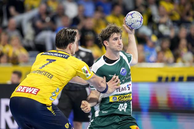 v.li.: Robert Timmermeister (RNL, 7), Stephan Seitz (ThSV, 44), Zweikampf, Spielszene, Duell, duel, tackle, tackling, Dynamik, Action, Aktion, 13.09.2025, Mannheim (Deutschland), Handball, Bundesliga, Rhein-Neckar Löwen - ThSV Eisenach