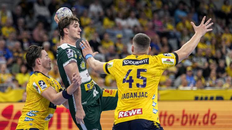 v.li.: Robert Timmermeister (RNL, 7), Stephan Seitz (ThSV, 44), Halil Jaganjac (RNL, 45), Zweikampf, Spielszene, Duell, duel, tackle, tackling, Dynamik, Action, Aktion, 13.09.2025, Mannheim (Deutschland), Handball, Bundesliga, Rhein-Neckar Löwen - ThSV Eisenach