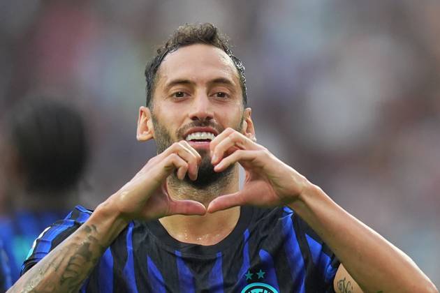 Inter Milan s Hakan Calhanoglu celebrates after scoring 1-1 during the Serie A soccer match between Juventus and Inter at the Allianz Stadium in Turin , north Italy - Saturday , September 13 , 2025. - Soccer . Copyright: xSpada LaPressex
