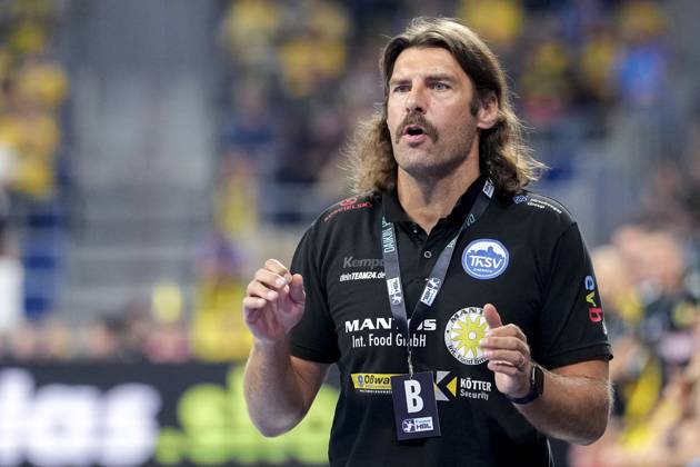Sebastian Hinze (Trainer, Cheftrainer, ThSV), gibt Anweisungen, gestikuliert, mit den Armen gestikulieren, Einzelbild, Einzelfoto, Aktion, Action, 13.09.2025, Mannheim (Deutschland), Handball, Bundesliga, Rhein-Neckar Löwen - ThSV Eisenach