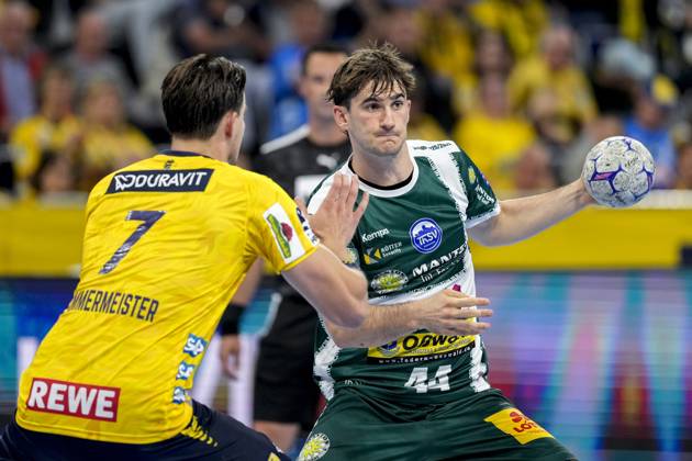 v.li.: Robert Timmermeister (RNL, 7), Stephan Seitz (ThSV, 44), Zweikampf, Spielszene, Duell, duel, tackle, tackling, Dynamik, Action, Aktion, 13.09.2025, Mannheim (Deutschland), Handball, Bundesliga, Rhein-Neckar Löwen - ThSV Eisenach