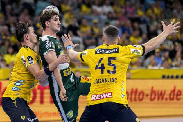v.li.: Robert Timmermeister (RNL, 7), Stephan Seitz (ThSV, 44), Halil Jaganjac (RNL, 45), Zweikampf, Spielszene, Duell, duel, tackle, tackling, Dynamik, Action, Aktion, 13.09.2025, Mannheim (Deutschland), Handball, Bundesliga, Rhein-Neckar Löwen - ThSV Eisenach