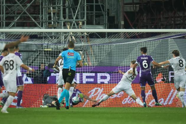 Napoli s Rasmus Hojlund fights for the ball with Fiorentina s Robin Gosens during the Serie A soccer match between Fiorentina and Napoli at the Artemio Franchi Stadium in Florence, north Italy - Saturday, September 13, 2025 - Copyright: xMassimoxPaolone LaPressex