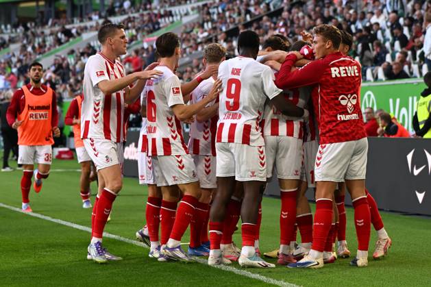 Isak Johannesson (1. FC Koeln) Torjubel, jubelt mit seiner Mannschaft nach dem Treffer zum 2:2 waehrend des Spiels der Bundesliga zwischen VfL Wolfsburg und 1. FC Köln, Volkswagen Arena am 13. September 2025 in Wolfsburg, Deutschland. (Foto von Ralf Treese DeFodi Images) +++ Isak Johannesson (1. FC Koeln) celebrates after scoring his team™s second goal with teammates during the Bundesliga match between VfL Wolfsburg and 1. FC Köln at Volkswagen Arena on September 13, 2025 in Wolfsburg, Germany. (Photo by Ralf Treese DeFodi Images) DFL regulations prohibit any use of photographs as image sequences and or quasi-video. (Photo by Ralf Treese DeFodi Images)