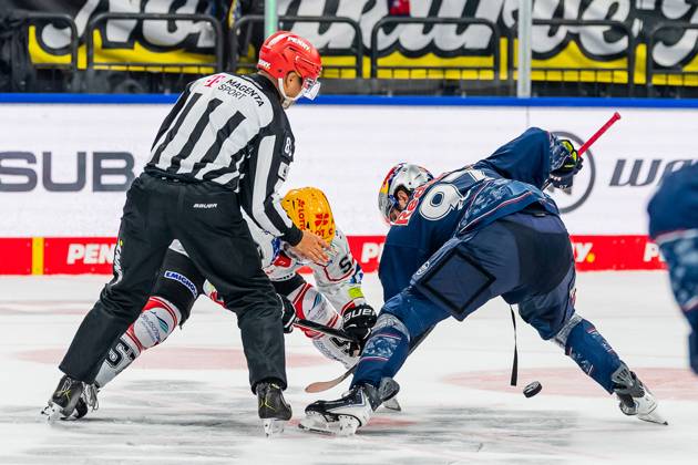 Linesperson David Tschirner fuehrt ein Bully Faceoff aus zwischen Alexander Friesen (Fischtown Pinguins Bremerhaven, 57) und Gabriel Fontaine (EHC Red Bull Muenchen, 97) GER, EHC Red Bull Muenchen vs. Fischtown Pinguins Bremerhaven, Eishockey, DEL, 2. Spieltag, Saison 2025 2026, 14.09.2025. GER, EHC Red Bull Muenchen vs. Fischtown Pinguins Bremerhaven, Eishockey, DEL, 2. Spieltag, Saison 2025 2026, 14.09.2025. Muenchen Copyright: xEibner-Pressefoto HeikexFeinerx EP_HFR