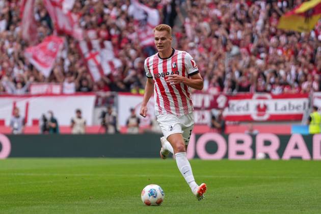 Philipp Lienhart (SC Freiburg, 03) am Ball , Deutschland, Fussball, 1. Bundesliga, 3.Spieltag, 2025 2026, SC Freiburg vs. VfB Stuttgart, 13.09.2025, Europa-Park Stadion, Freiburg, Deutschland DFL REGULATIONS PROHIBIT ANY USE OF PHOTOGRAPHS AS IMAGE SEQUENCES AND OR QUASI-VIDEO. Freiburg Europa-Park Stadion Baden-Württemberg Deutschland Copyright: xArnexAmbergx