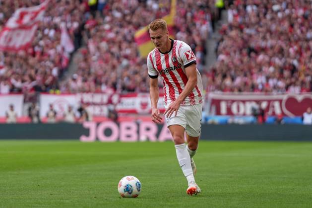 Philipp Lienhart (SC Freiburg, 03) am Ball , Deutschland, Fussball, 1. Bundesliga, 3.Spieltag, 2025 2026, SC Freiburg vs. VfB Stuttgart, 13.09.2025, Europa-Park Stadion, Freiburg, Deutschland DFL REGULATIONS PROHIBIT ANY USE OF PHOTOGRAPHS AS IMAGE SEQUENCES AND OR QUASI-VIDEO. Freiburg Europa-Park Stadion Baden-Württemberg Deutschland Copyright: xArnexAmbergx