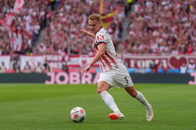 Philipp Lienhart (SC Freiburg, 03) am Ball , Deutschland, Fussball, 1. Bundesliga, 3.Spieltag, 2025 2026, SC Freiburg vs. VfB Stuttgart, 13.09.2025, Europa-Park Stadion, Freiburg, Deutschland DFL REGULATIONS PROHIBIT ANY USE OF PHOTOGRAPHS AS IMAGE SEQUENCES AND OR QUASI-VIDEO. Freiburg Europa-Park Stadion Baden-Württemberg Deutschland Copyright: xArnexAmbergx