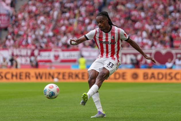 Jordy Makengo (SC Freiburg, 33) am Ball , Deutschland, Fussball, 1. Bundesliga, 3.Spieltag, 2025 2026, SC Freiburg vs. VfB Stuttgart, 13.09.2025, Europa-Park Stadion, Freiburg, Deutschland DFL REGULATIONS PROHIBIT ANY USE OF PHOTOGRAPHS AS IMAGE SEQUENCES AND OR QUASI-VIDEO. Freiburg Europa-Park Stadion Baden-Württemberg Deutschland Copyright: xArnexAmbergx