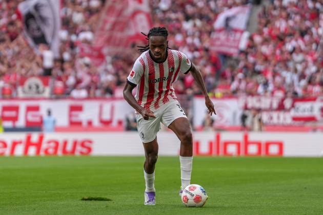 Jordy Makengo (SC Freiburg, 33) am Ball , Deutschland, Fussball, 1. Bundesliga, 3.Spieltag, 2025 2026, SC Freiburg vs. VfB Stuttgart, 13.09.2025, Europa-Park Stadion, Freiburg, Deutschland DFL REGULATIONS PROHIBIT ANY USE OF PHOTOGRAPHS AS IMAGE SEQUENCES AND OR QUASI-VIDEO. Freiburg Europa-Park Stadion Baden-Württemberg Deutschland Copyright: xArnexAmbergx